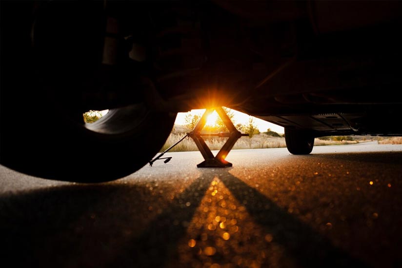Emergency-Tyre-Repair-What-To-Do-If-You-Get-a-Puncture-at-Night-001